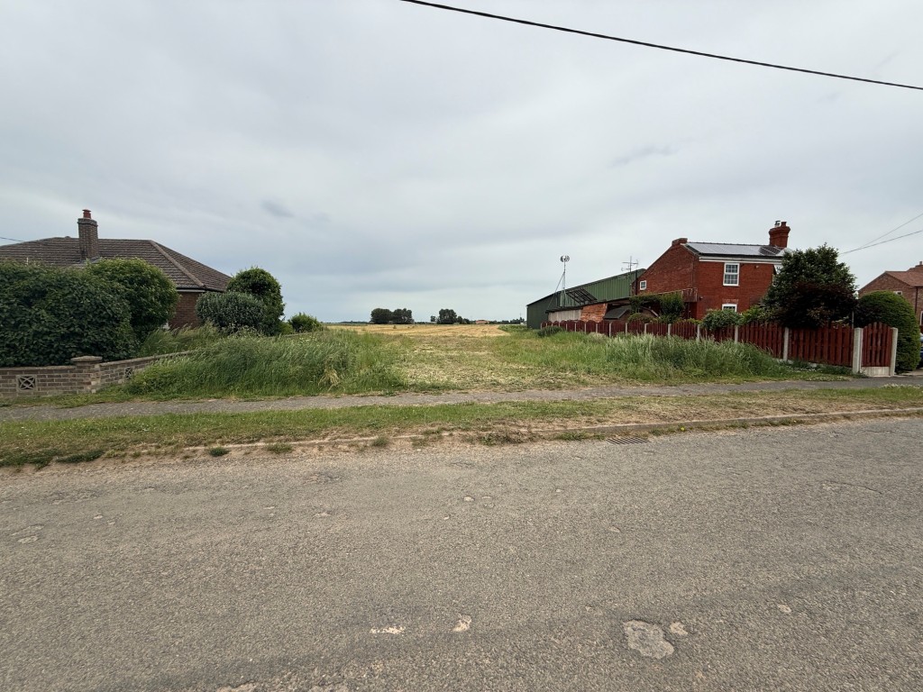 Lot: 17 - PARCEL OF LAND - View of land from road